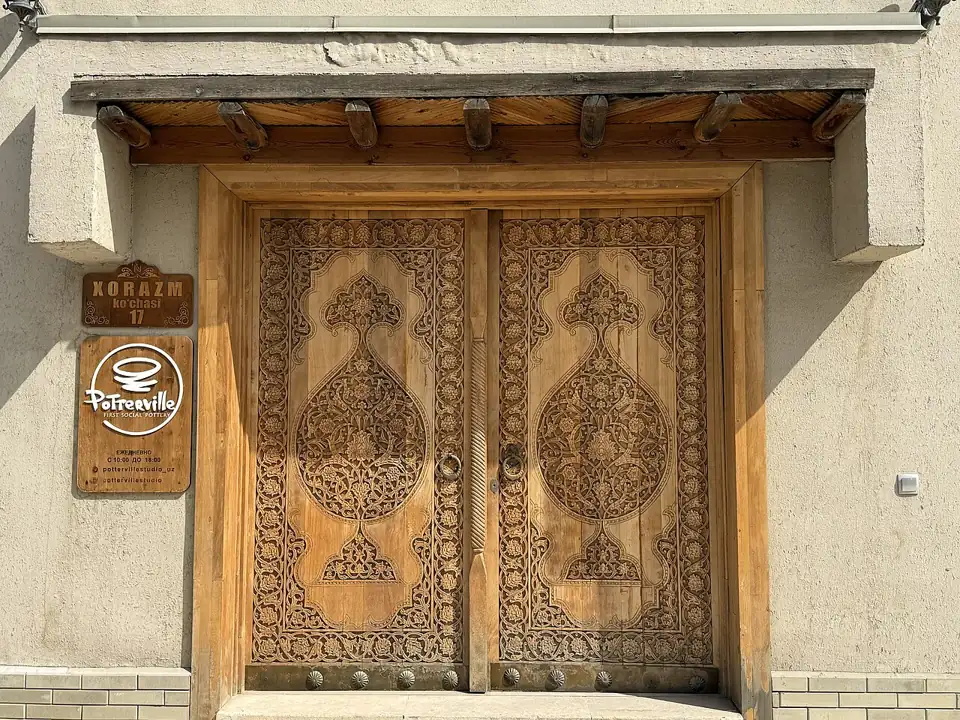 Photo: Wooden door of an old house01